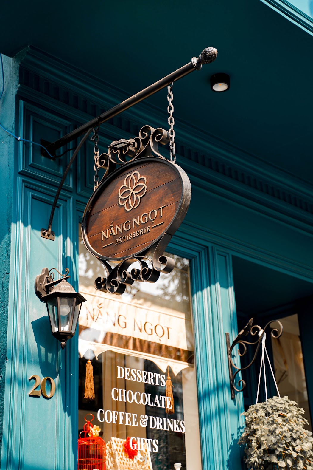 Nắng Ngọt Pâtisserie mang phong cách châu Âu cổ điển.