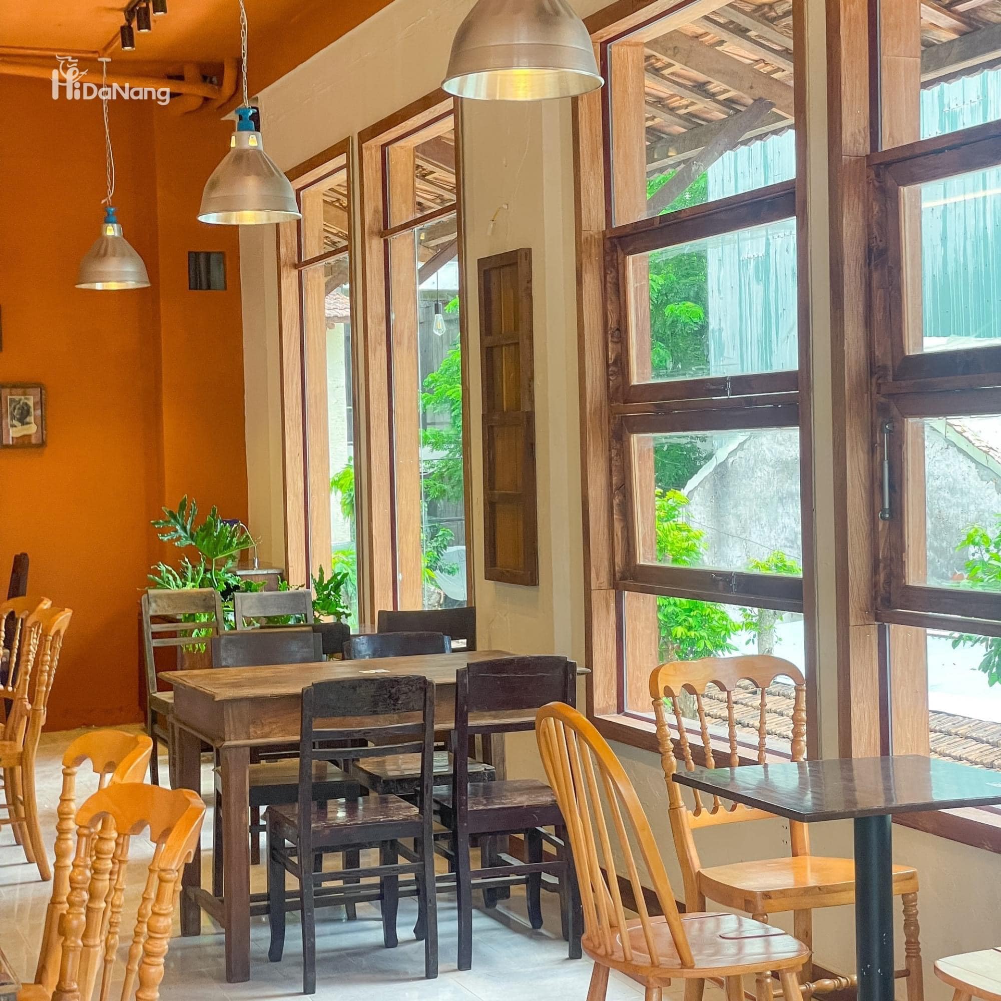 Không gian trong nhà điều hòa mát lạnh.
