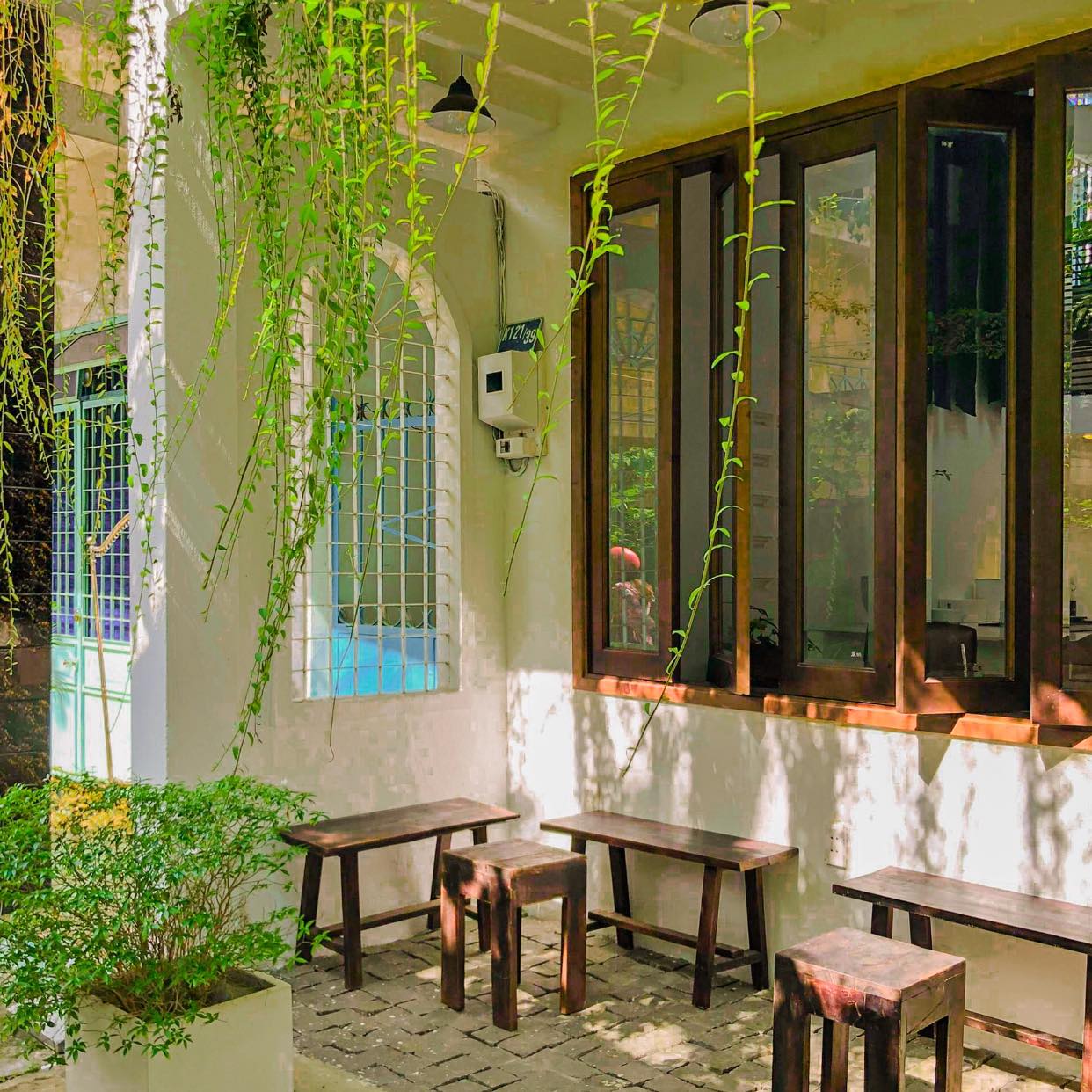 Inđì là quán cà phê mang vibe nhẹ nhàng, yên tĩnh.