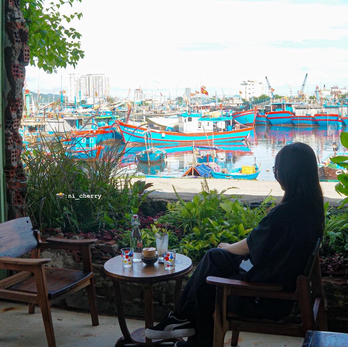 View ngắm trọn cảng cá.