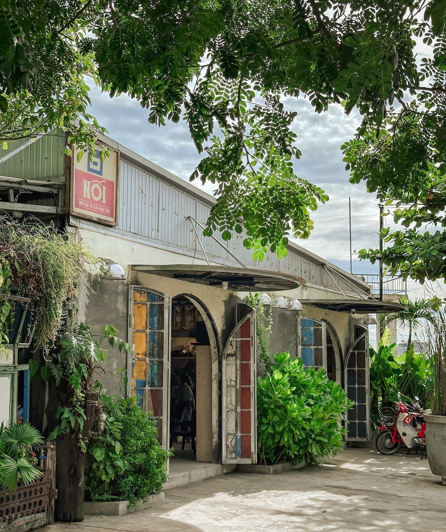 Nối The Cabin được bao phủ bởi cây xanh.