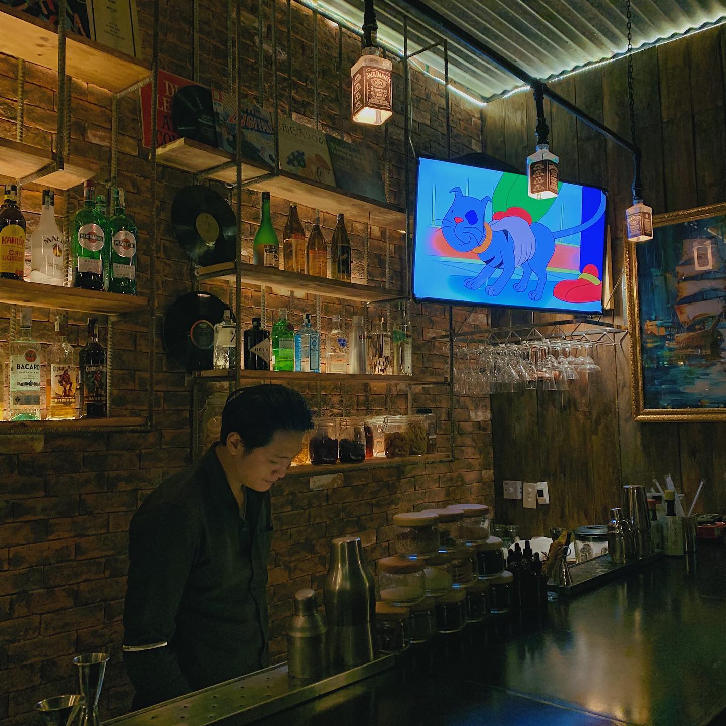 Không gian ấm cúng bên trong quán bar.