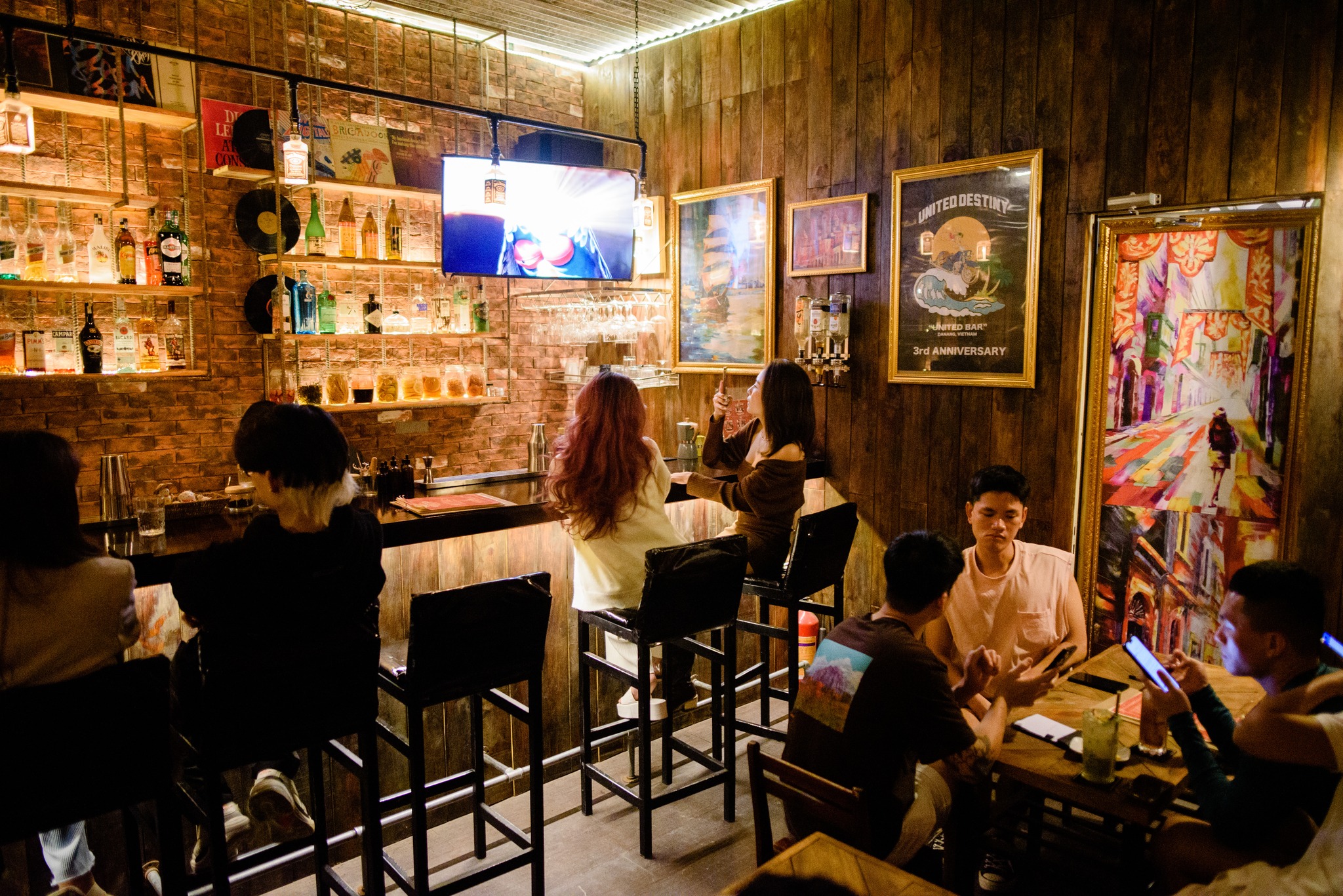 United Bar phù hợp với đi cùng đám đông.