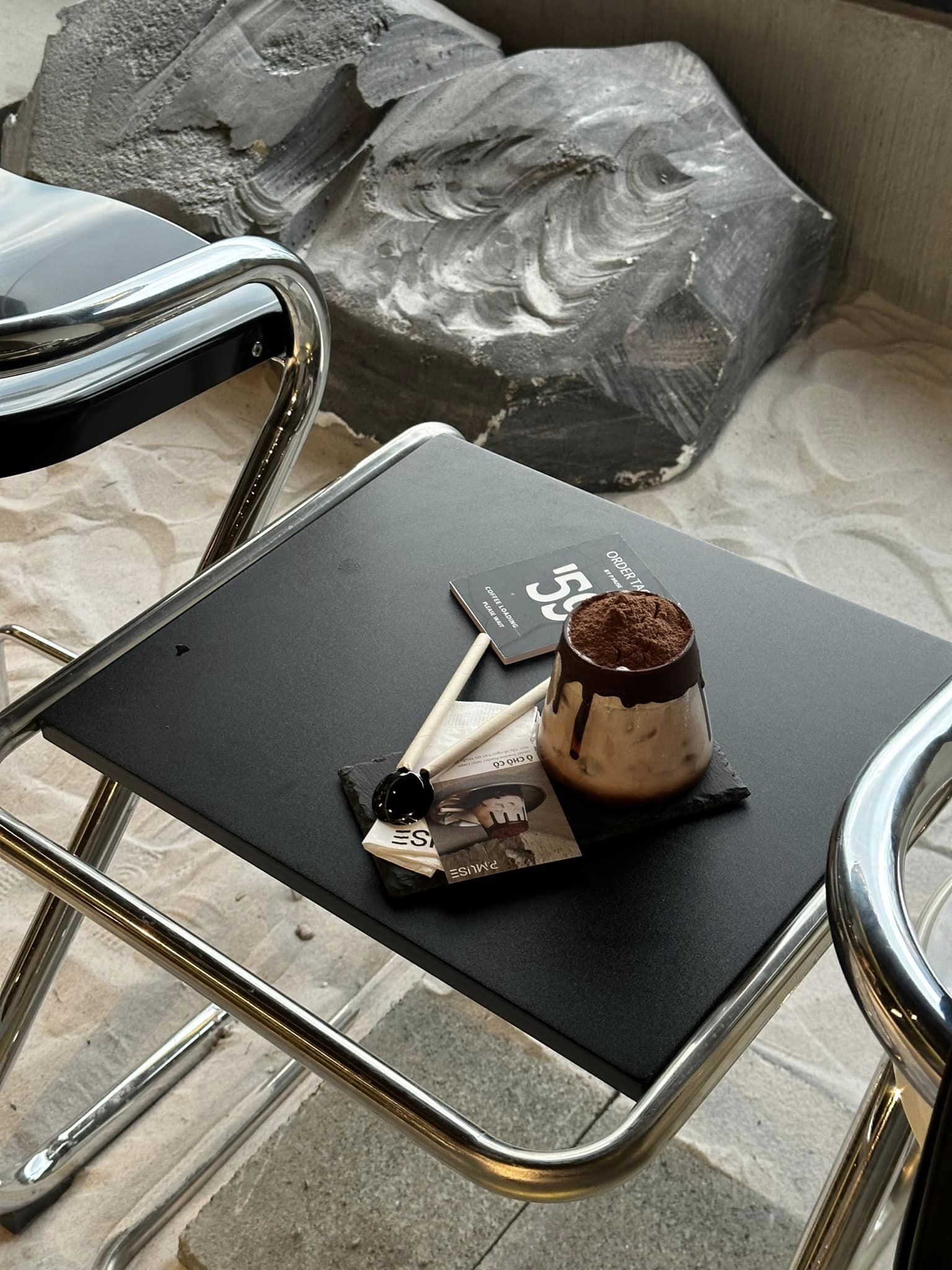 Đồ uống được bày trí chỉn chu.