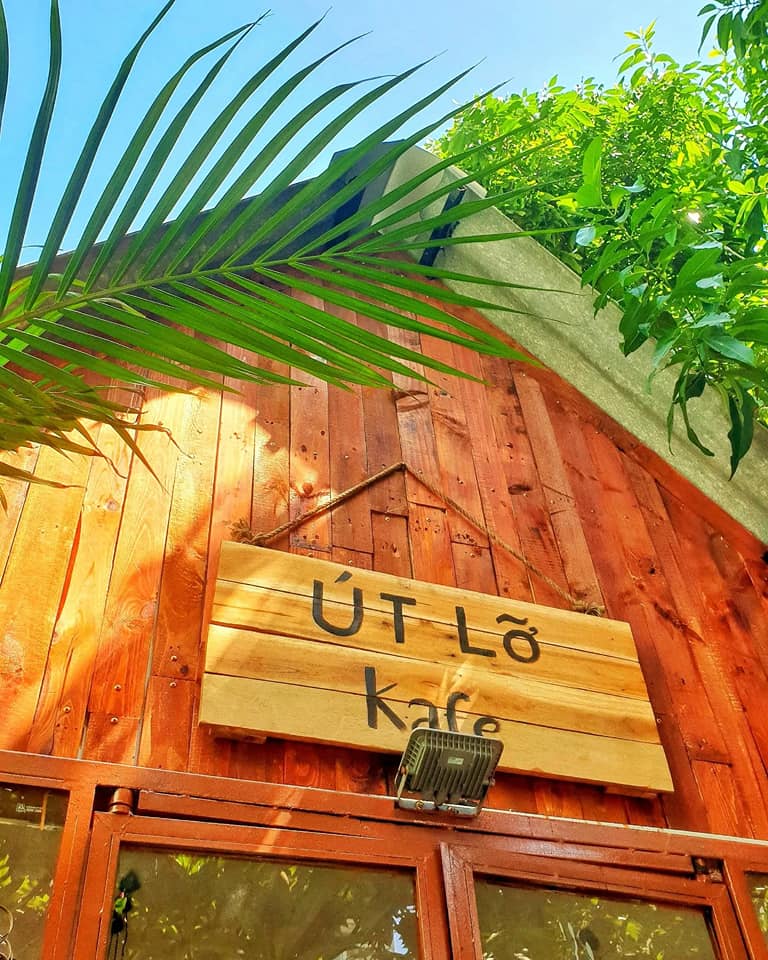 Út Lỡ Kafe mang phong cách vintage nổi bật với ngôi nhà gỗ.