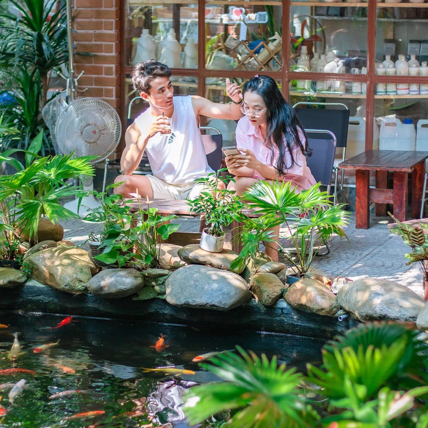 Hồ cá koi chill chill tại Út Lỡ Kafe.