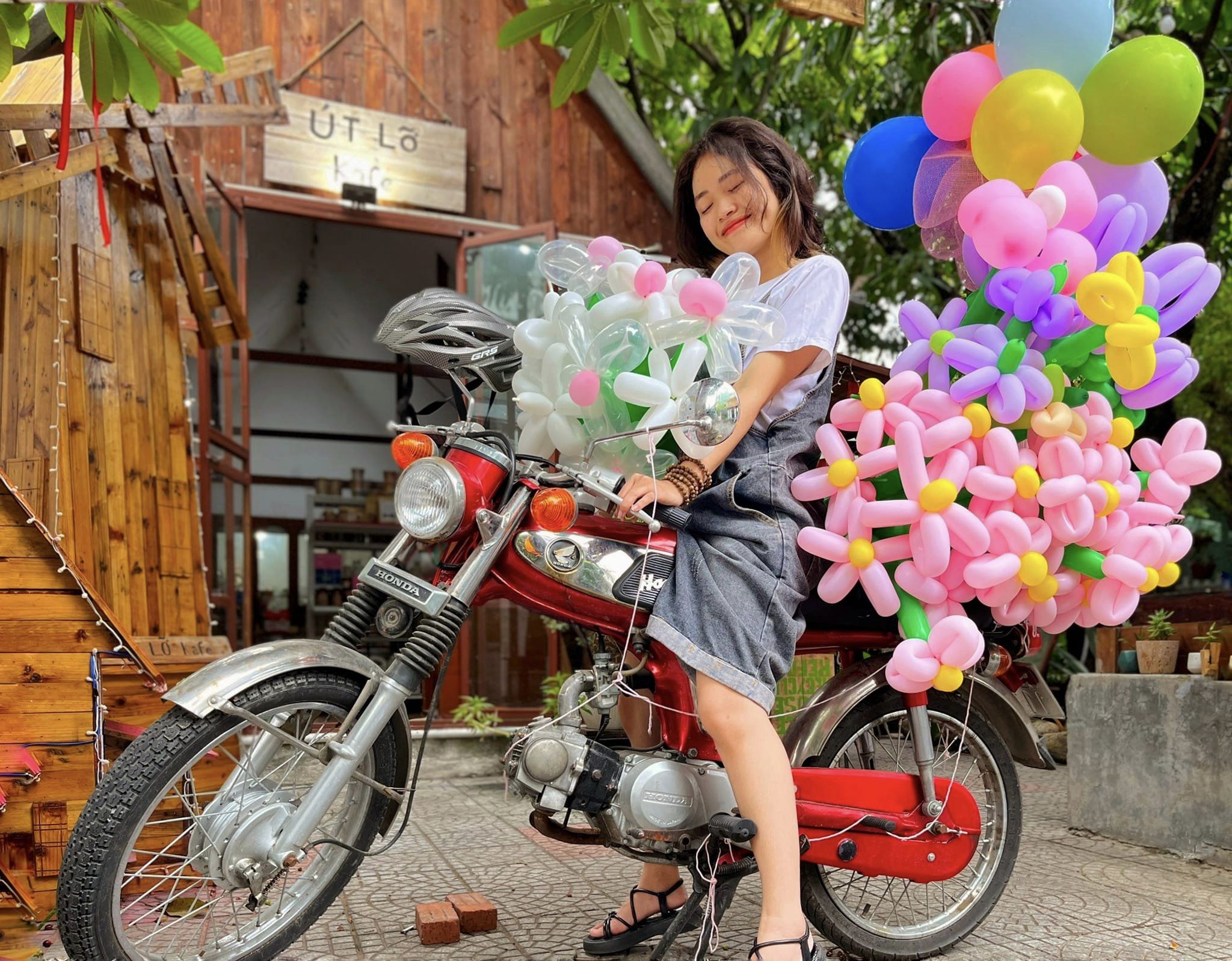 Có cả xe bong bóng rực rỡ.