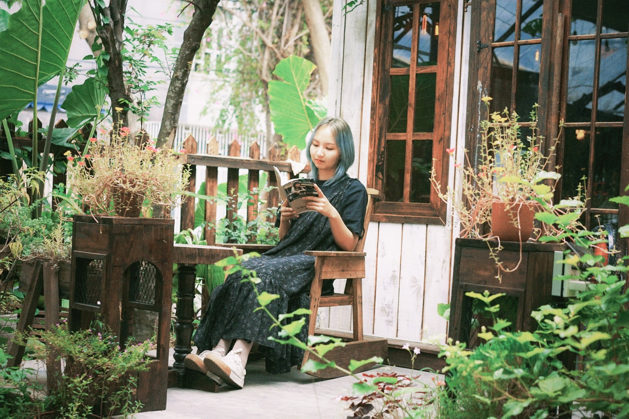 Khu vực sân vườn ngập nắng.