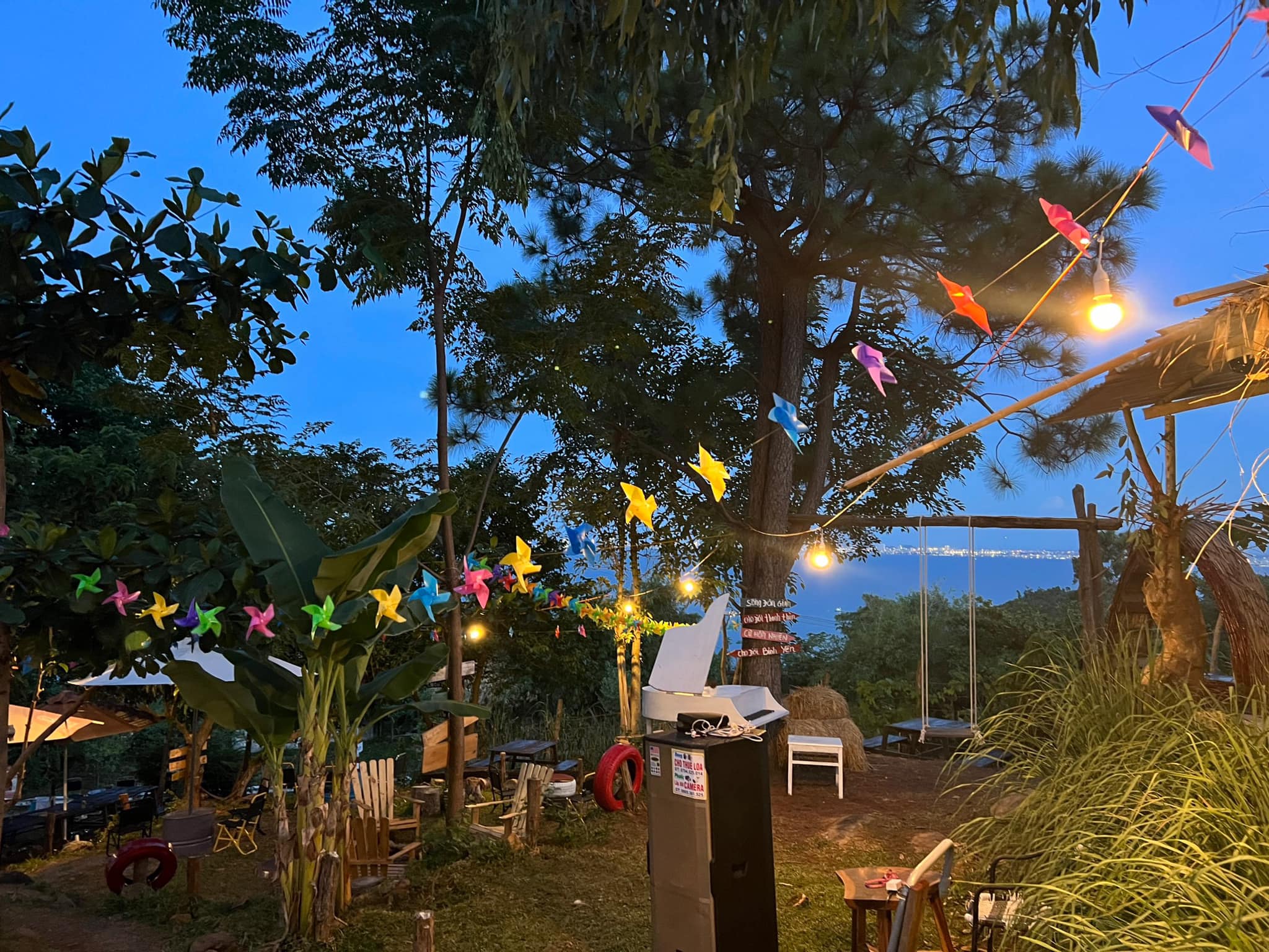 Không gian tại Đồi Cừu Hải Vân vào buổi tối càng chill.