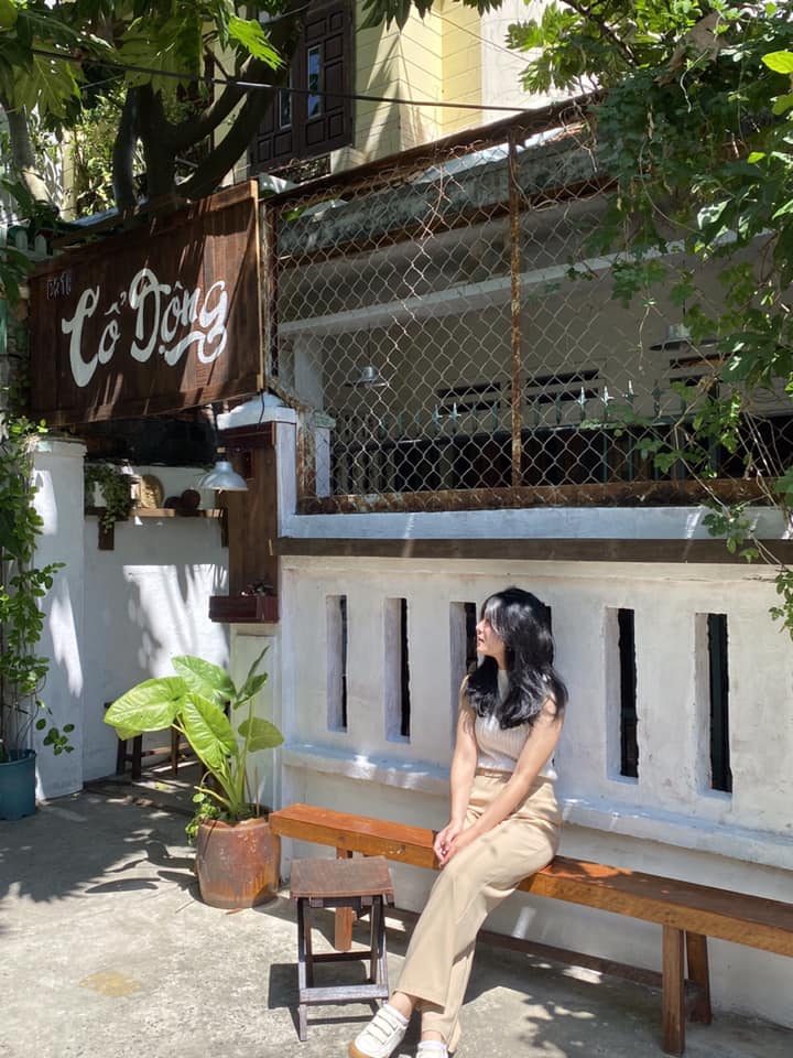 Quán có nhiều cây xanh.
