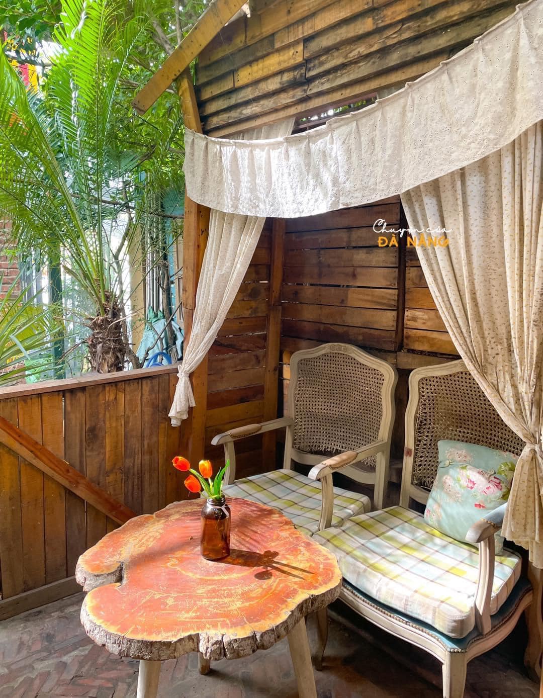 Quán mang vibe Đà Lạt lãng mạn.