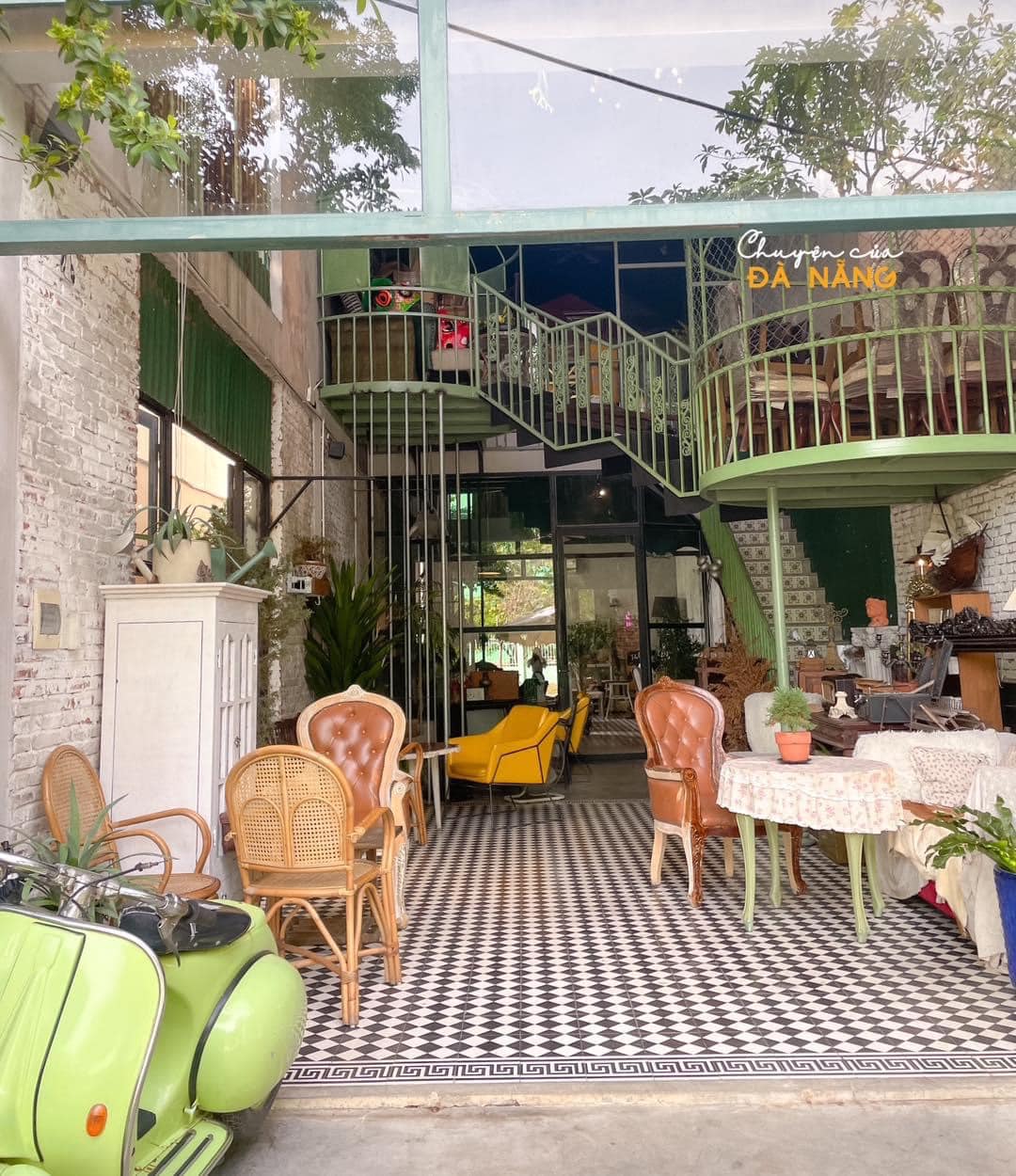 Tiệm Cà Phê Bên Ô Cửa Sở mang lại cảm giác bình yên.