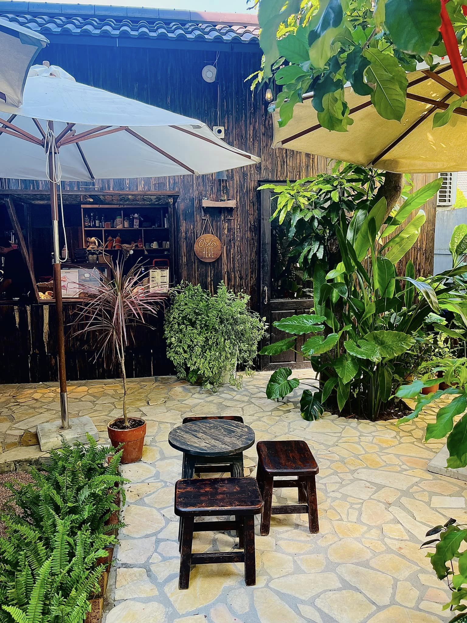 Không gian bên ngoài Xém mát mẻ.