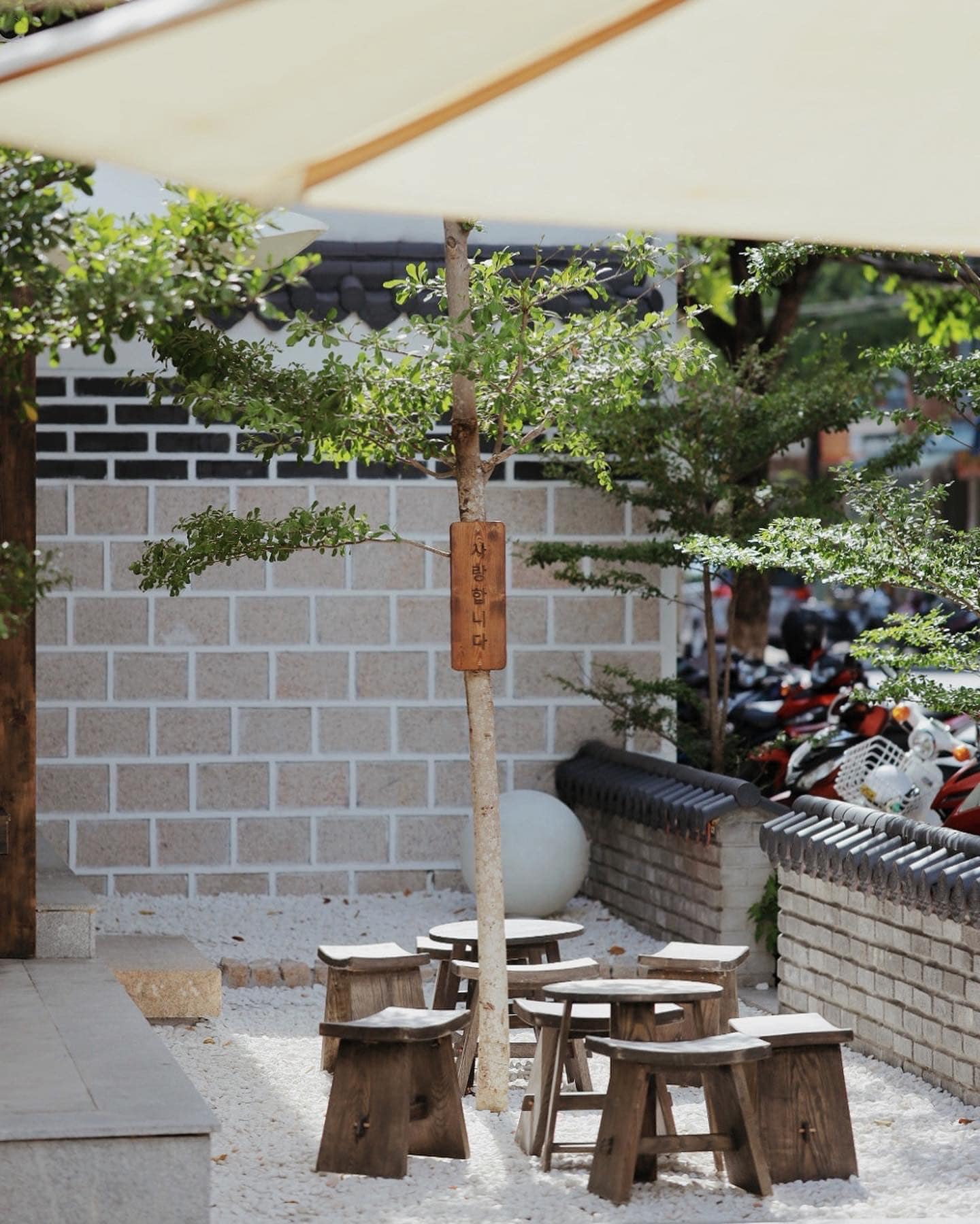 Chỗ ngồi thoải mái khu vực bên ngoài.
