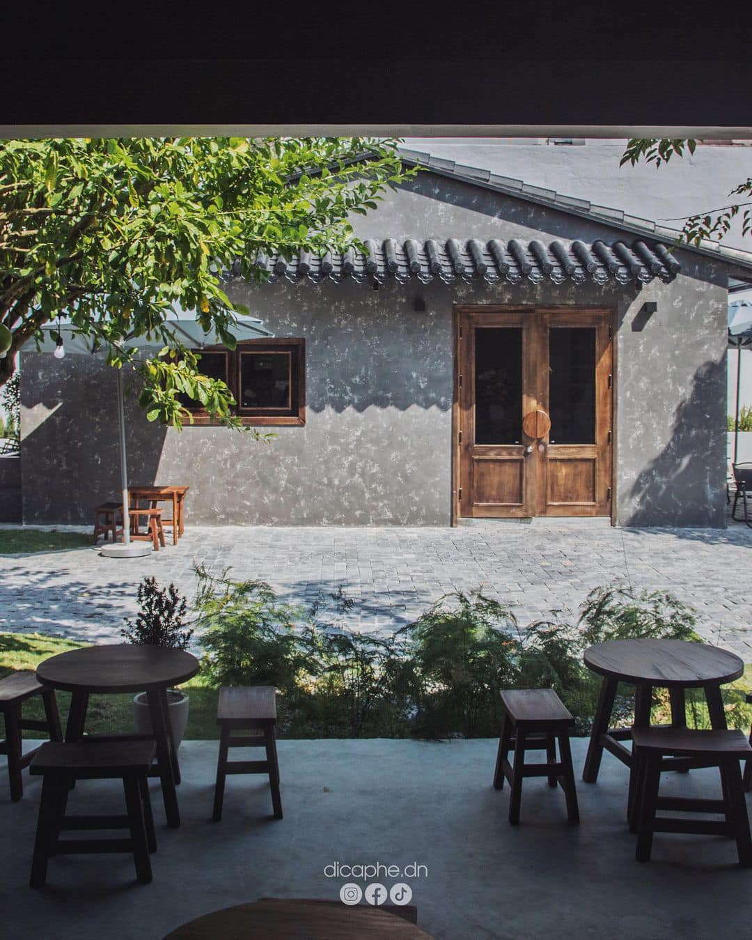 HICHI Coffee có chỗ ngồi bên trong và ngoài quán.