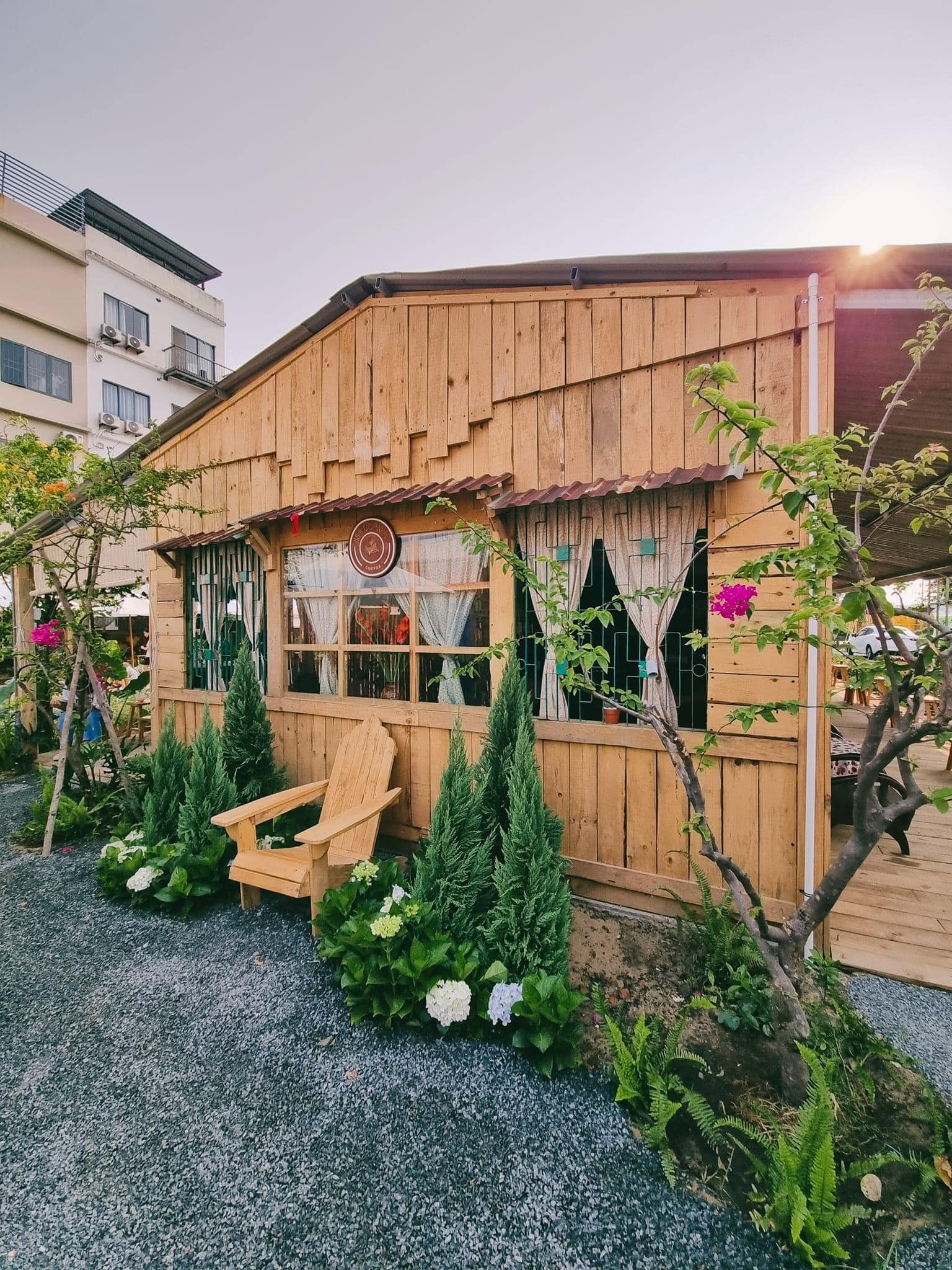 H&M Corner Coffee lại mang vẻ cổ điển và đầy hoài niệm