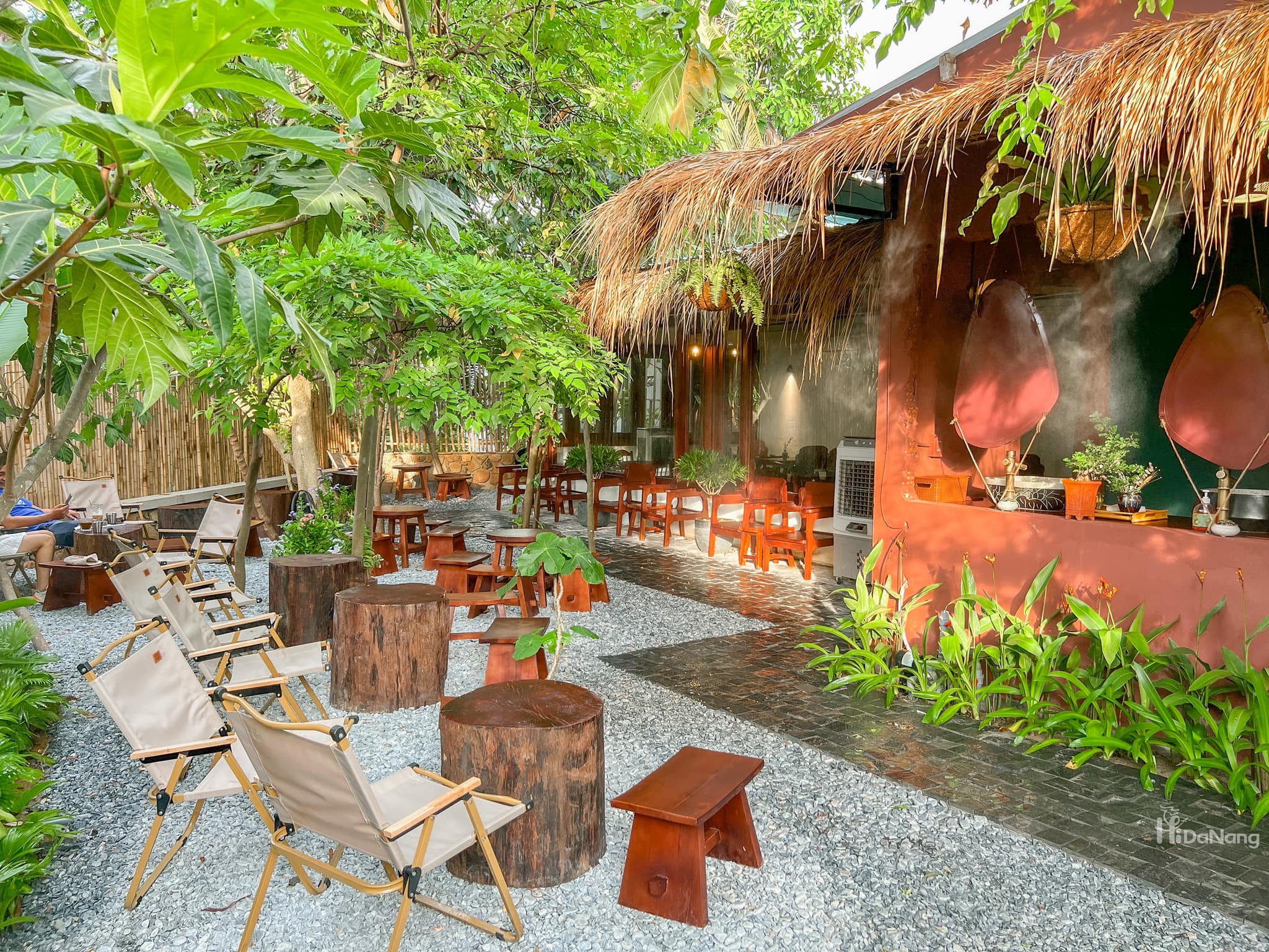 Phê Coffee sở hữu không gian sân vườn mát mẻ.