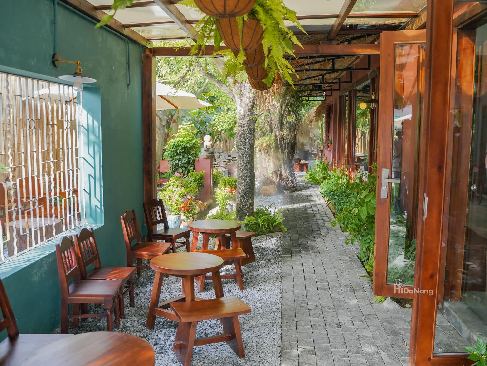 Quán mở cửa 24/24h.
