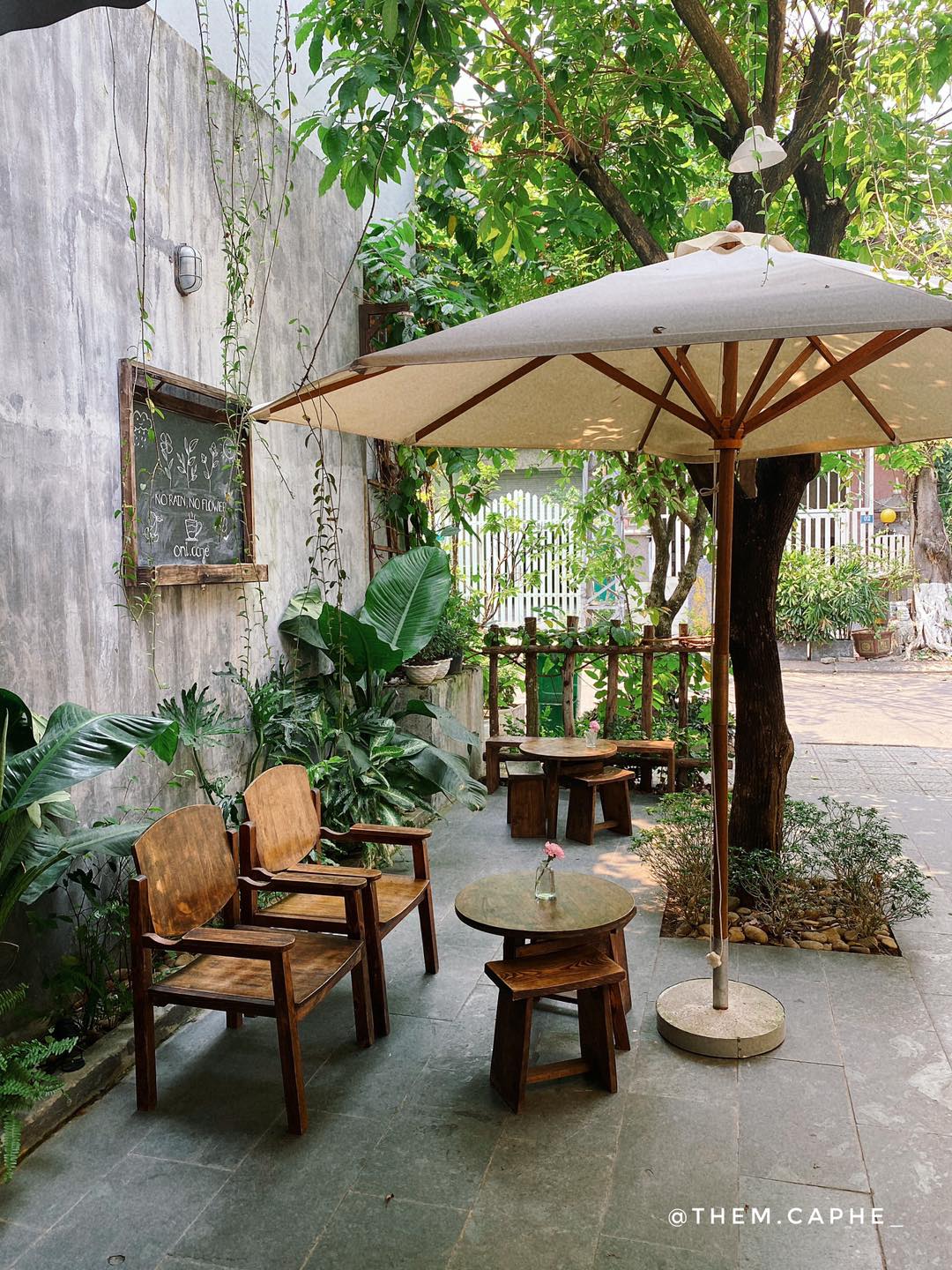 Có những chỗ ngồi mát mẻ ngoài sân vườn.
