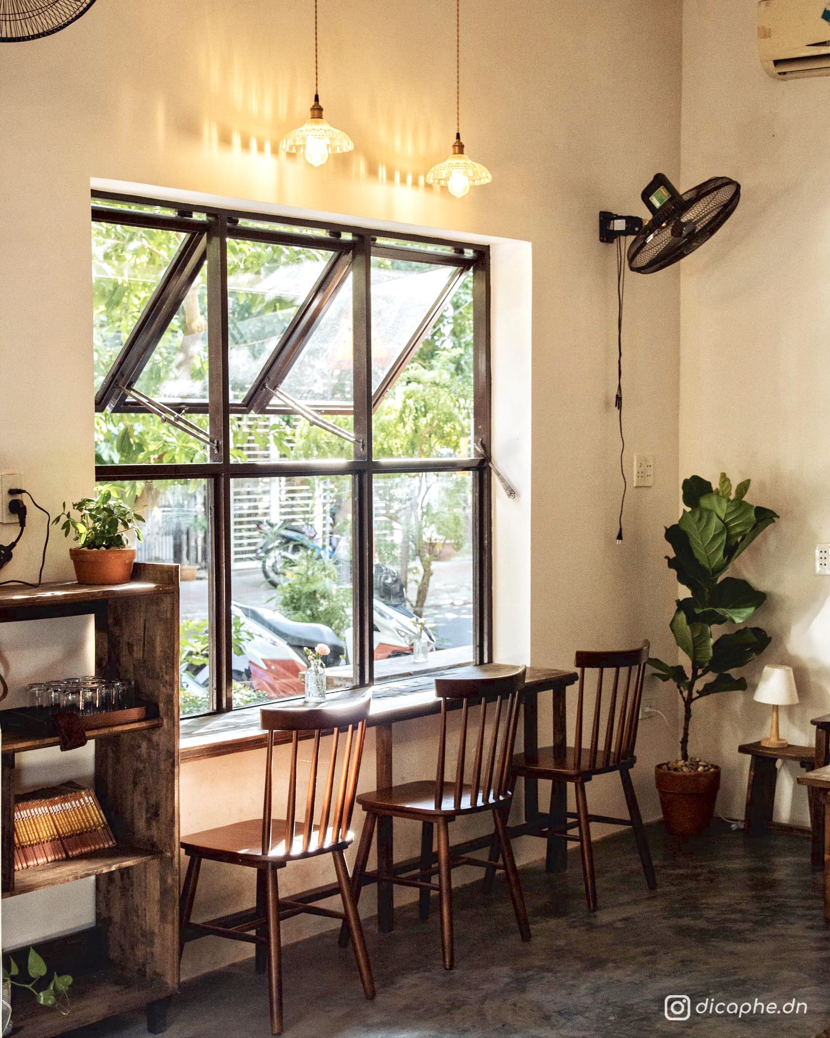 Chỗ ngồi cạnh cửa sổ cực chill.