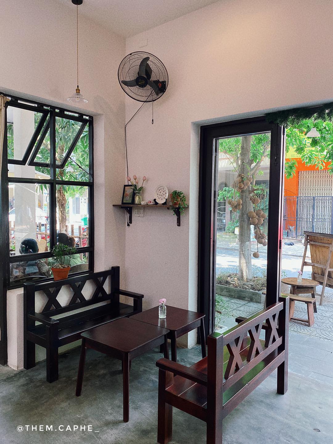 Oni Cafe là địa điểm lý tưởng cho những ngày nắng và cả những ngày mưa.