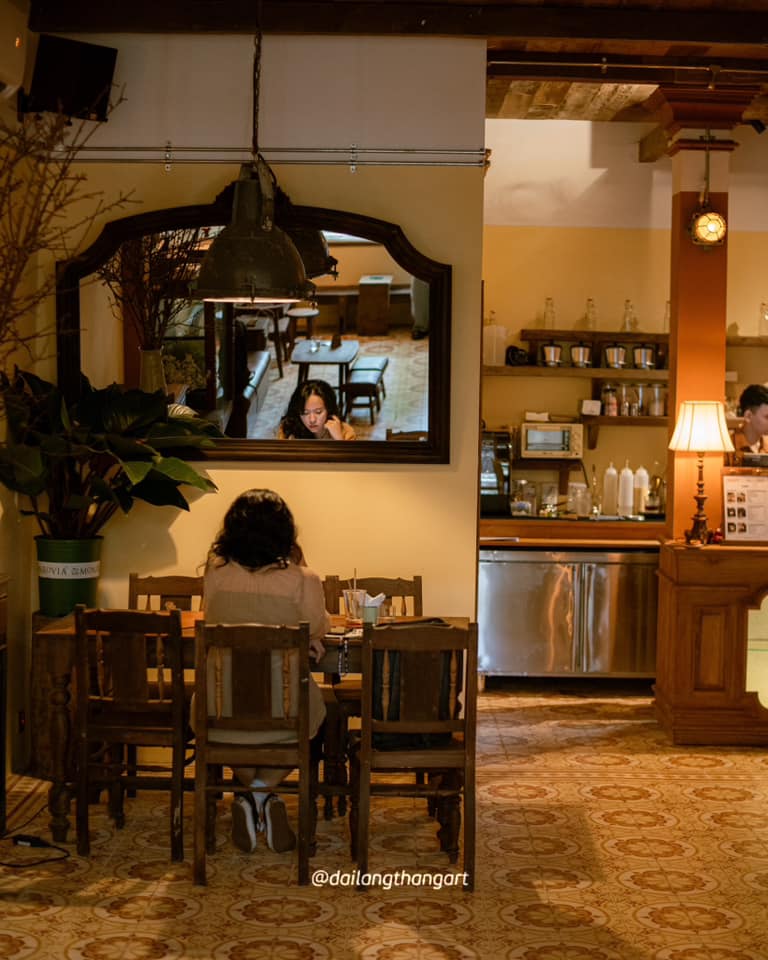 Quán mang phong cách vintage đầy hoài niệm.