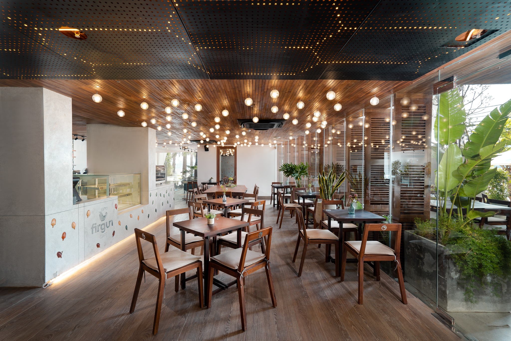 Không gian Firgun Corner Coffee rộng rãi, thoáng mát.