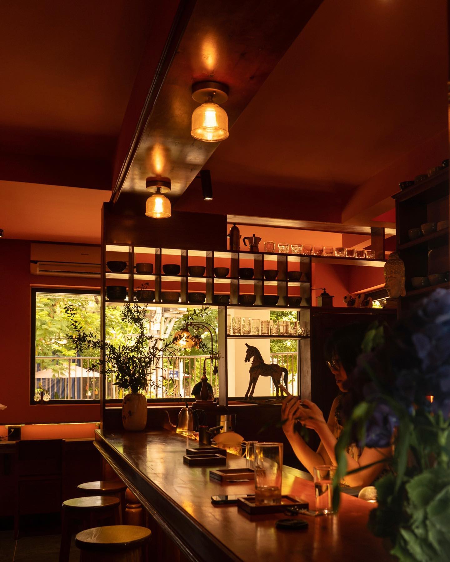 Sếu The Tearoom có nhiều chỗ ngồi chill chill.