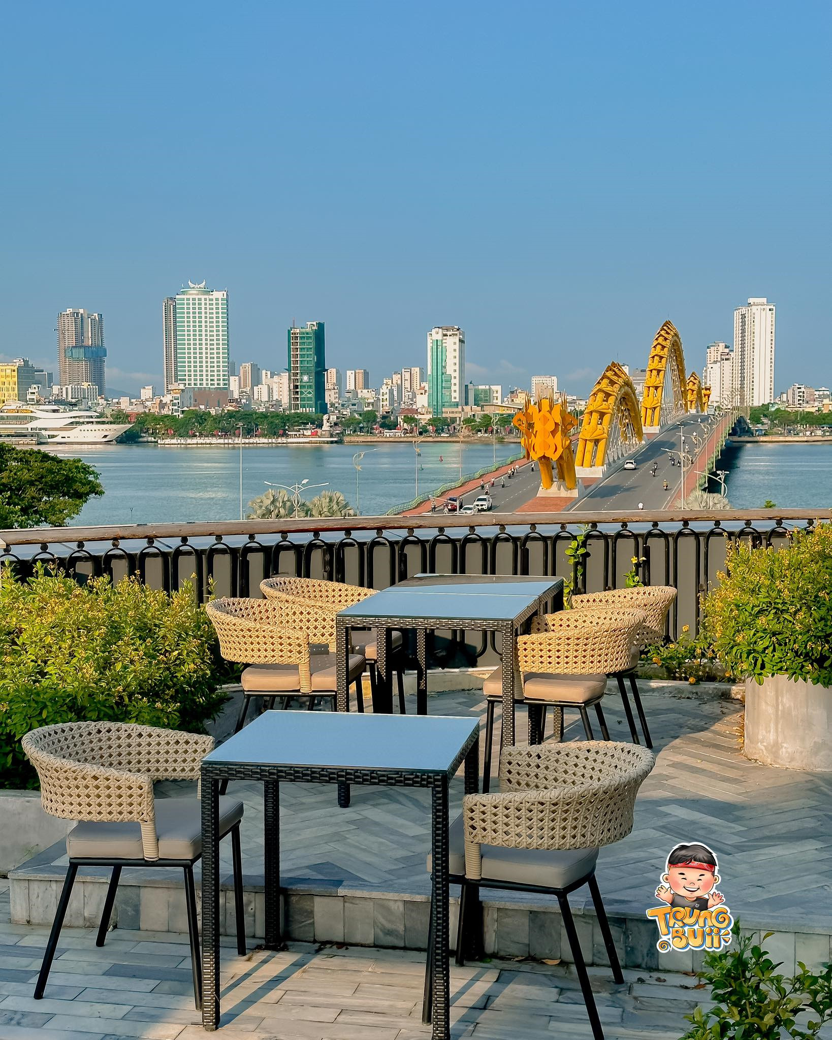 View ngắm trọn cầu Rồng.