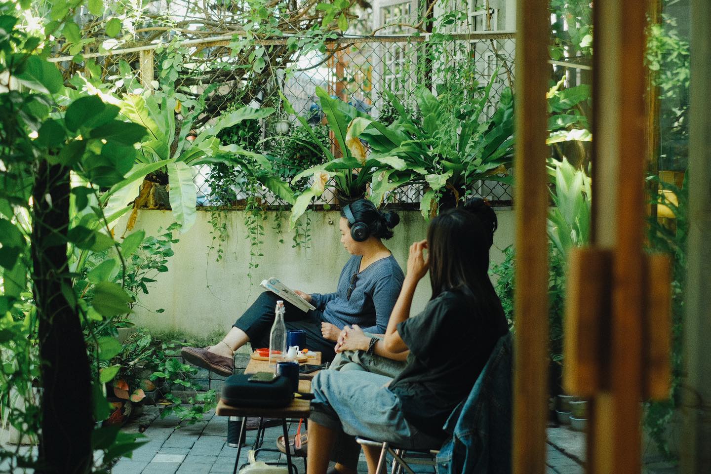 À la cafe là chiếc cà phê nhỏ xanh mát.
