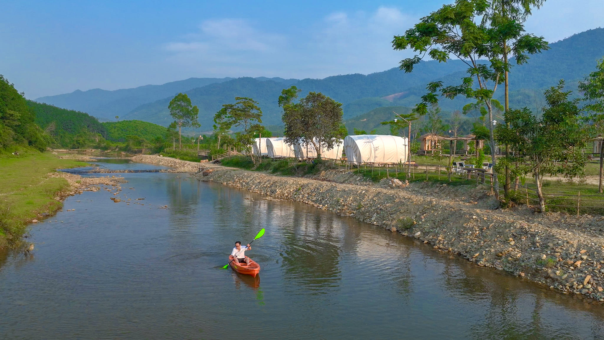 Chèo thuyền kayak tại Rose Farm.