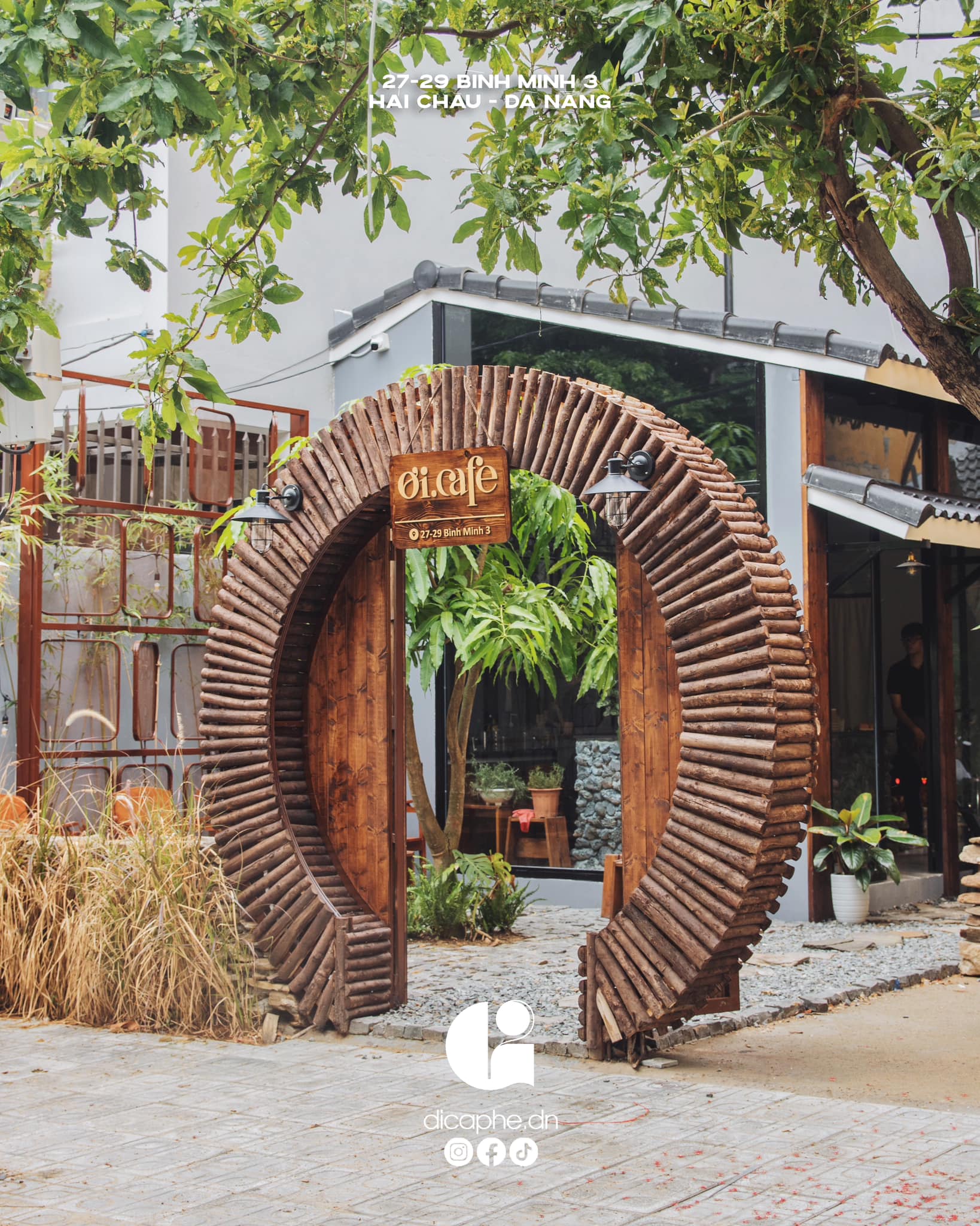 Chiếc cổng tròn đặc trưng của Ơi Cafe.