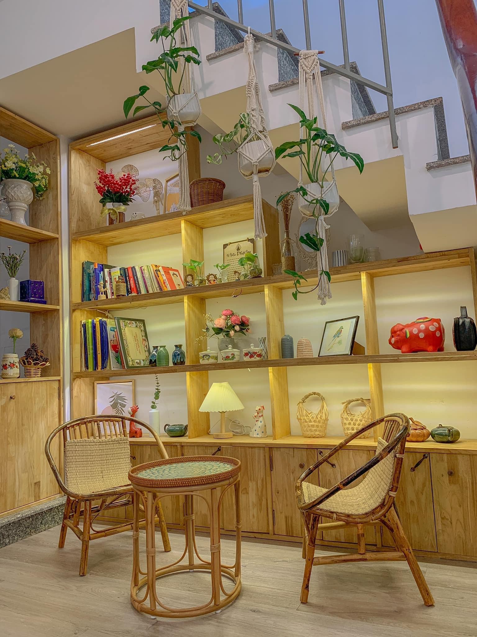 Không gian bên trong Nhiên Coffee thoải mái.
