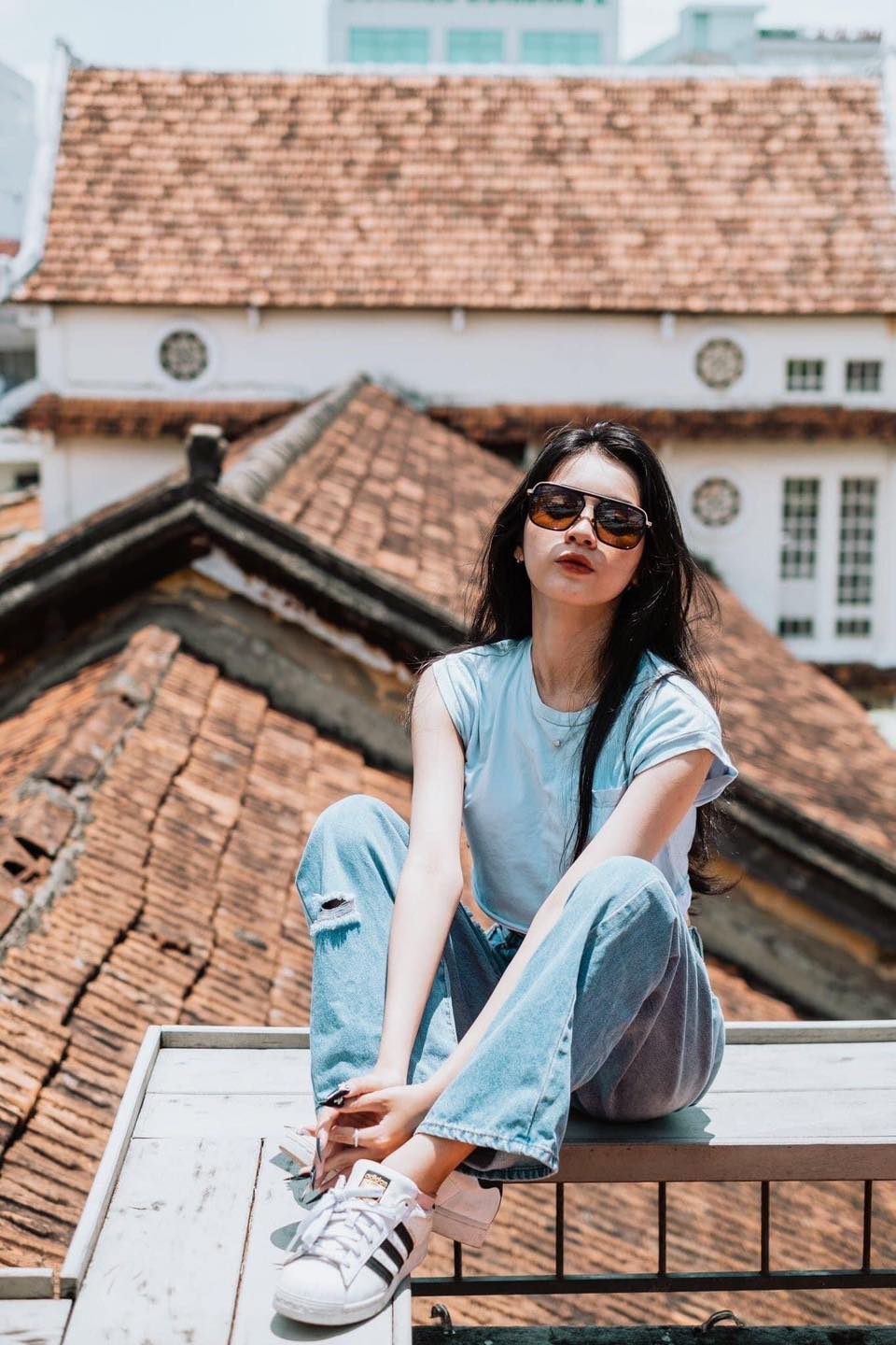 Khu vực tầng thượng view mái ngói ấn tượng.
