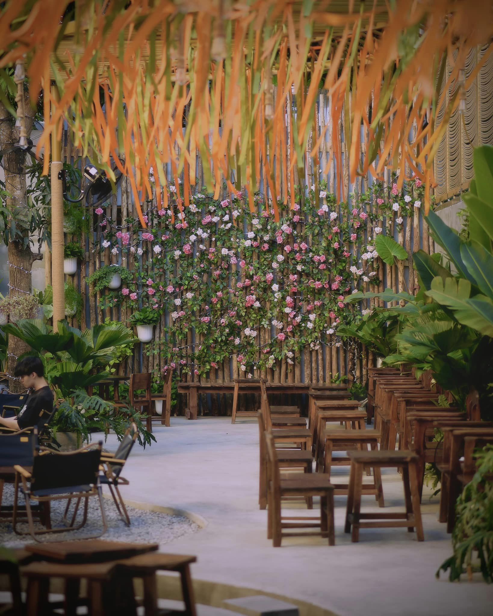 Bức tường hoa ấn tượng tại La La Garden Coffee.