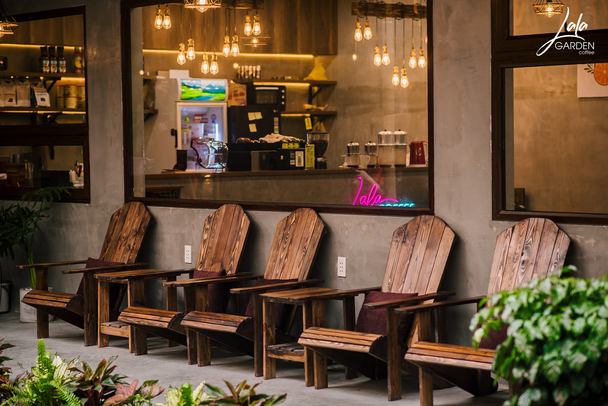 Buổi tối La La Garden Coffee càng chill.