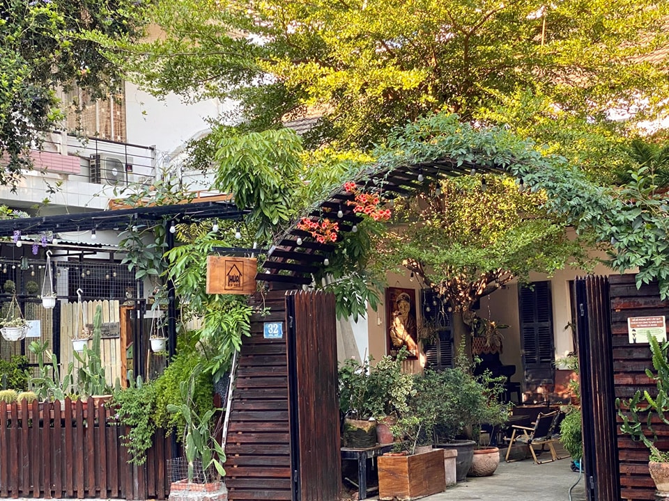 Chiếc cổng vòm xinh xinh tại Hứa Cafe.