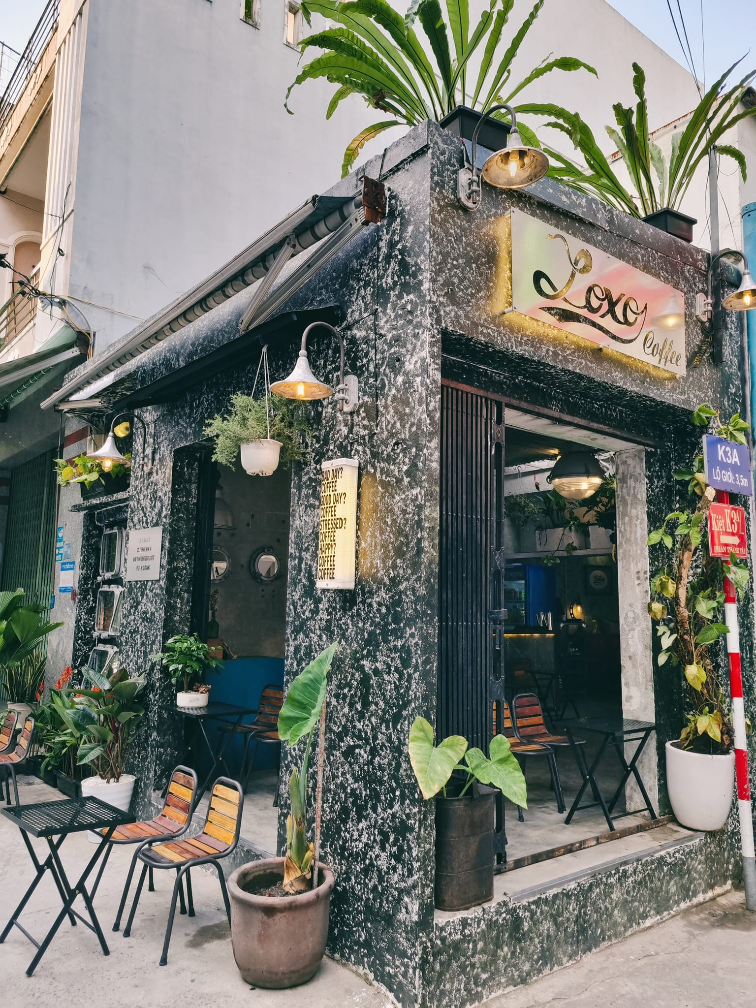 Lò Xo Coffee sở hữu view 2 mặt tiền.