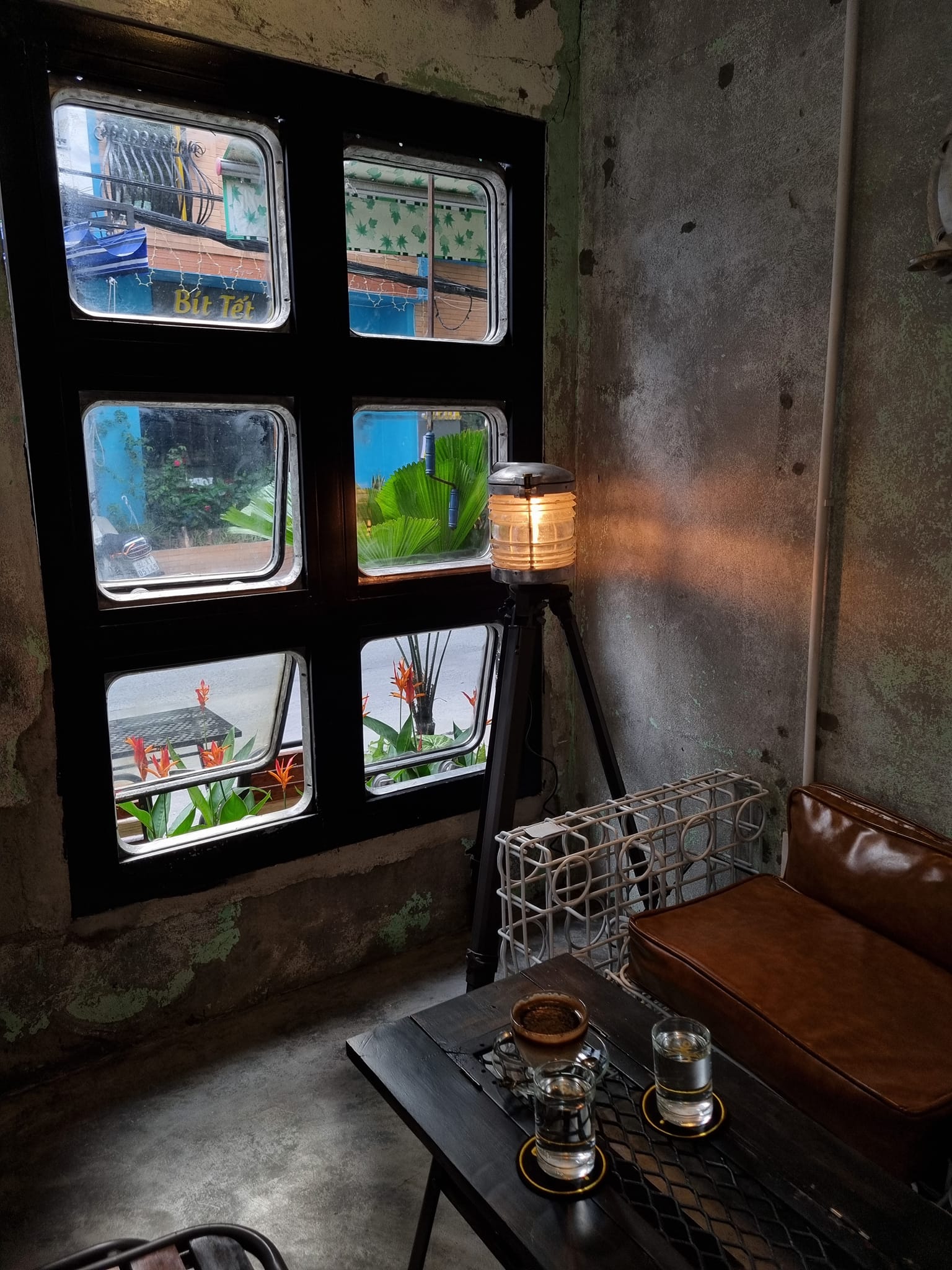Chỗ ngồi chill chill tại Lò Xo Coffee.