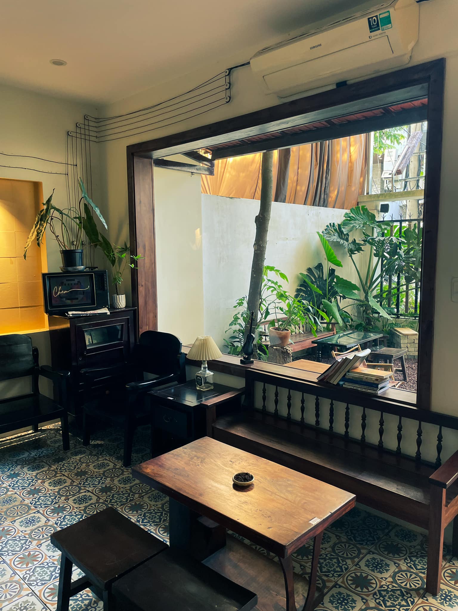 Không gian bình yên tại Chạm Cafe.
