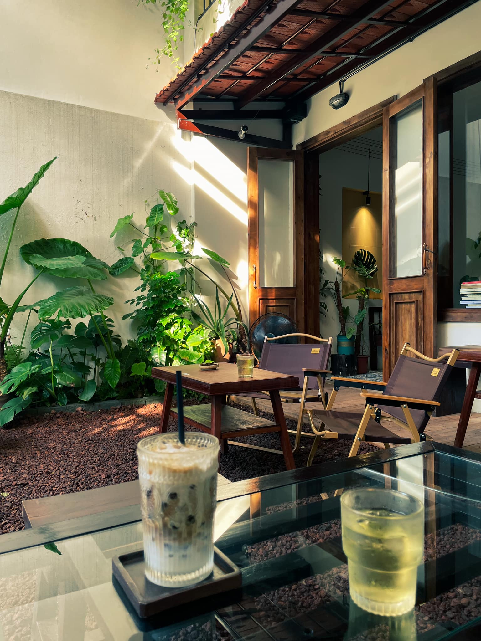 Có chỗ ngồi ngoài sân và trong nhà.