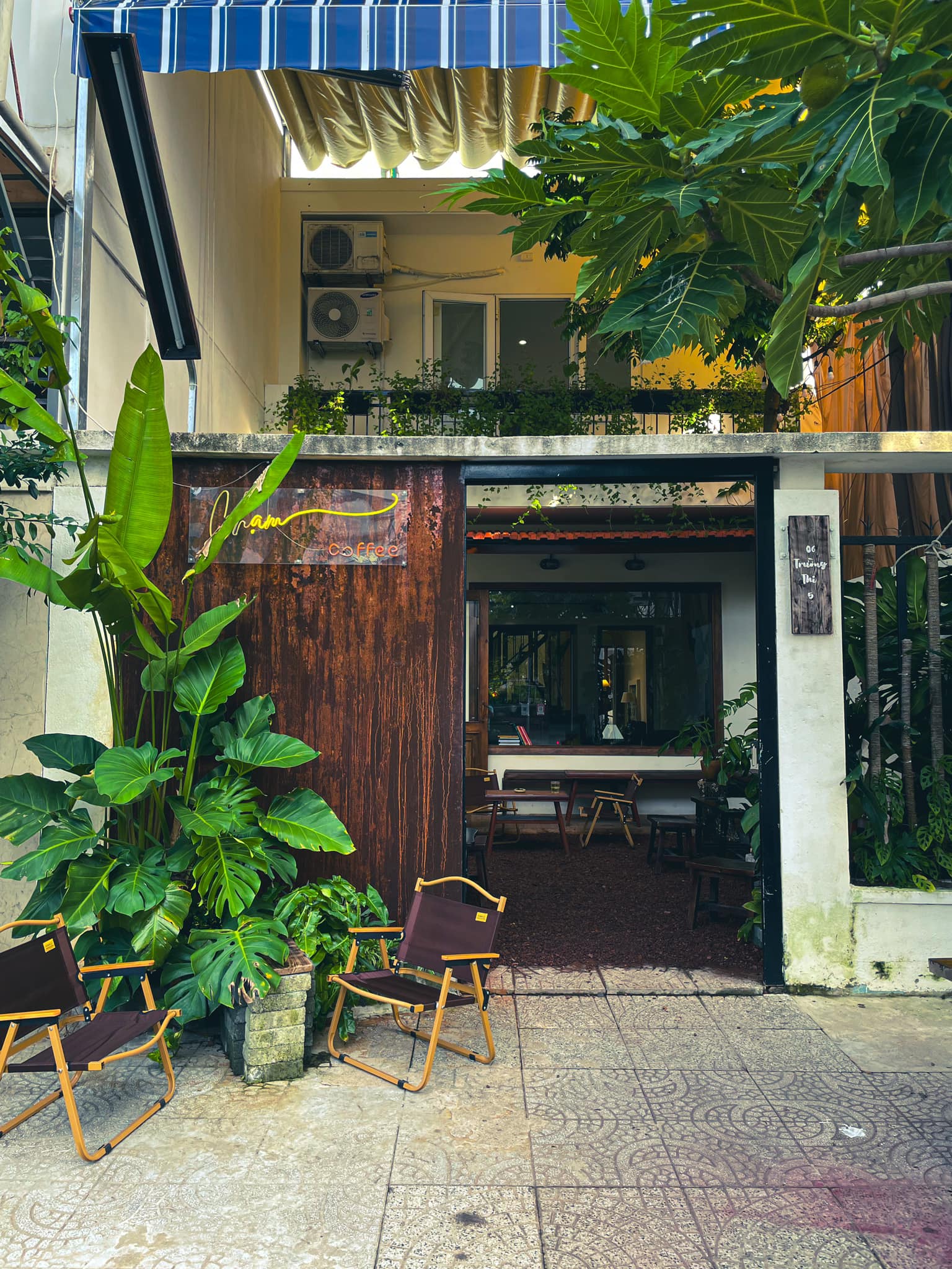 Chạm Cafe mang phong cách cổ điển.