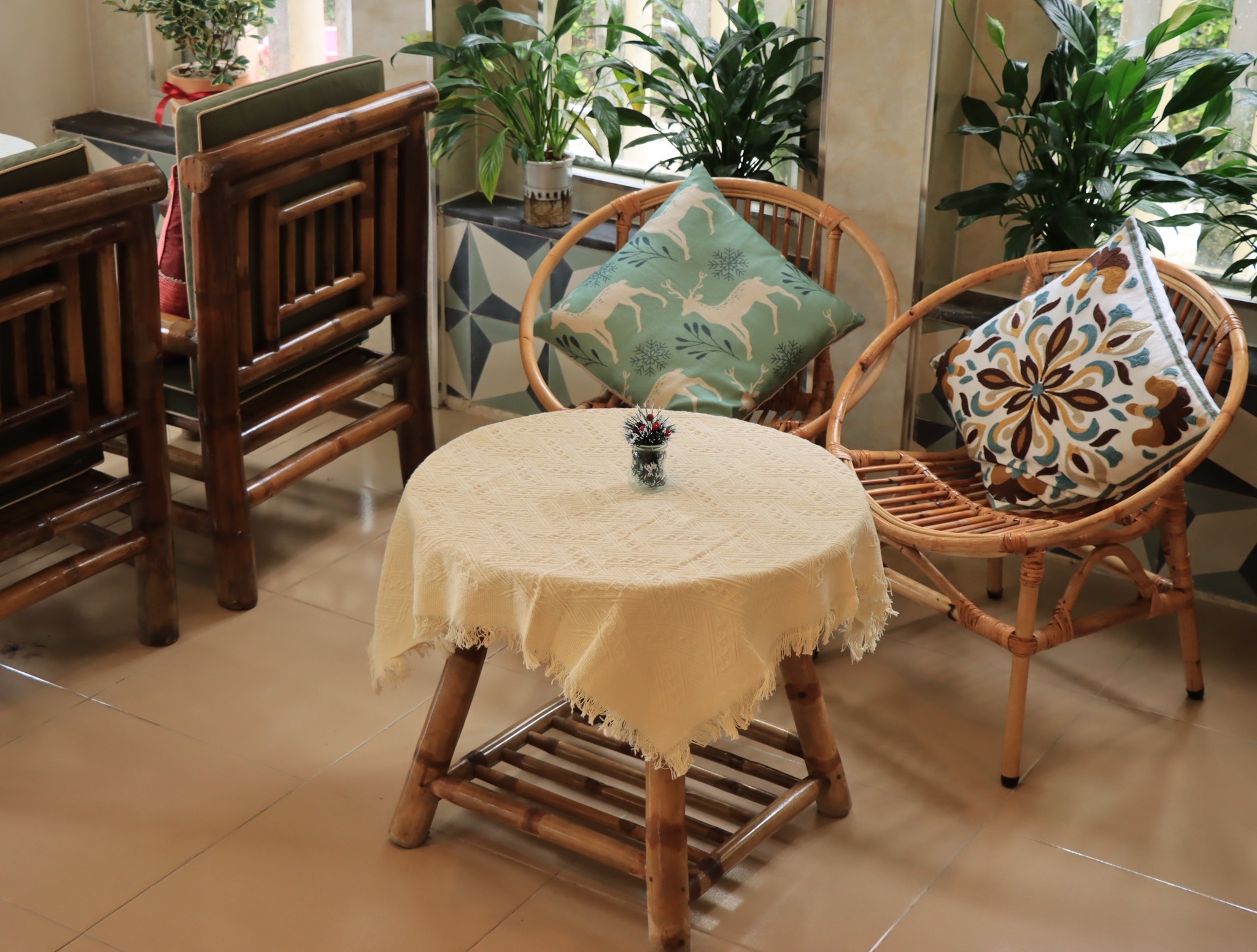 Là Lá La Coffee and Homestay có phục vụ cà phê và điểm tâm.