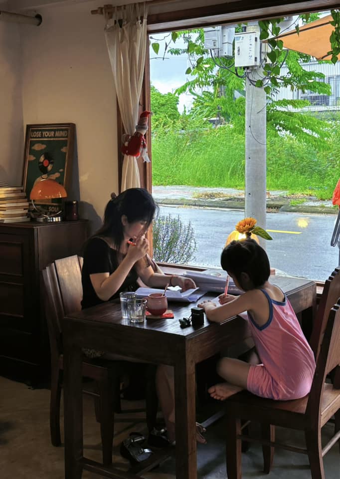 Và bên trong nhà.