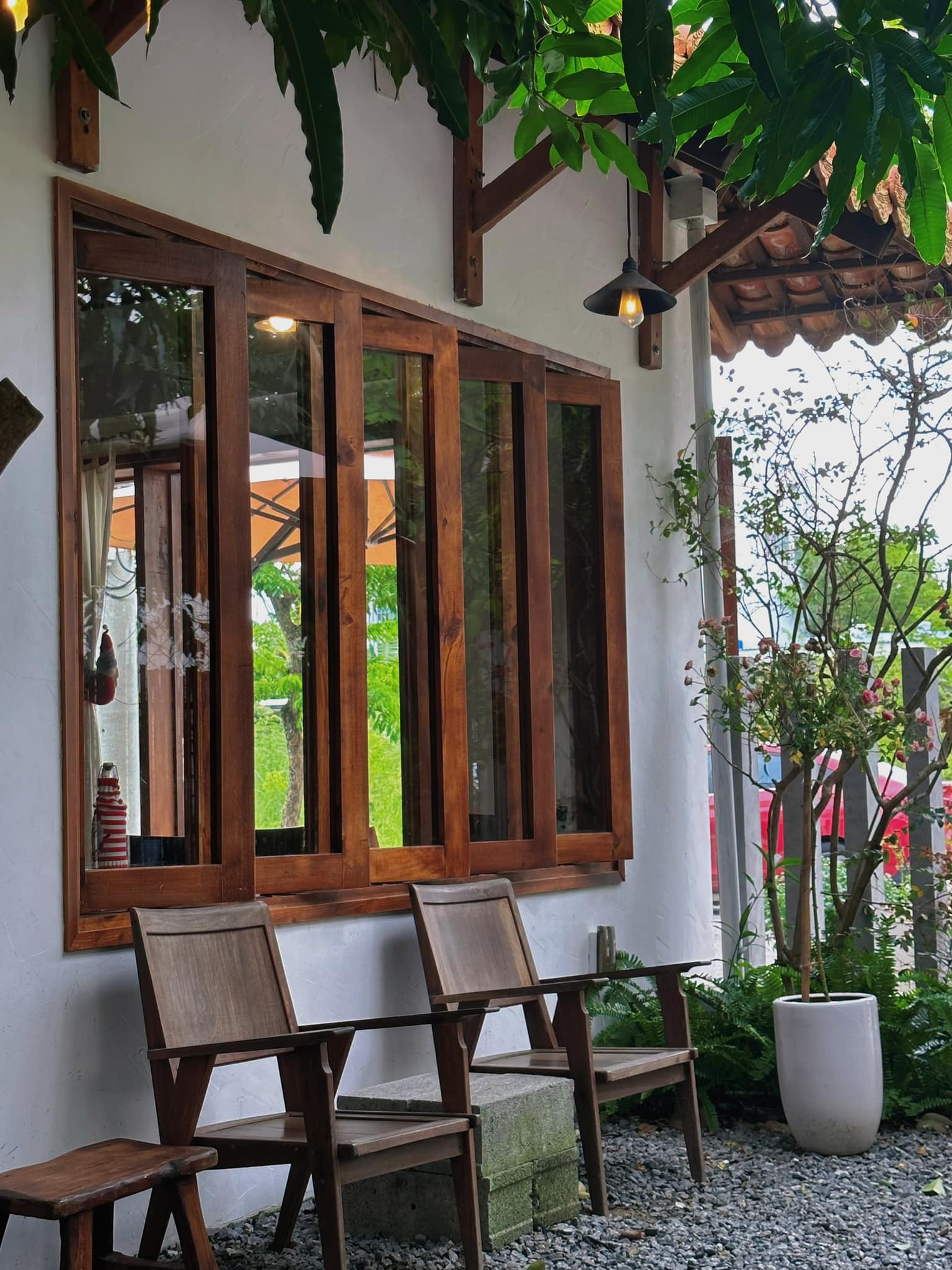 Có chỗ ngồi bên ngoài sân vườn.