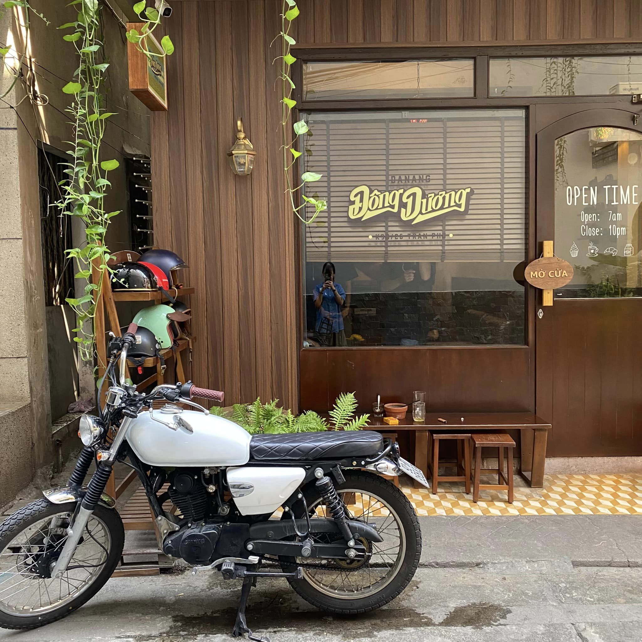 Đông Dương Café nằm trong một con hẻm.