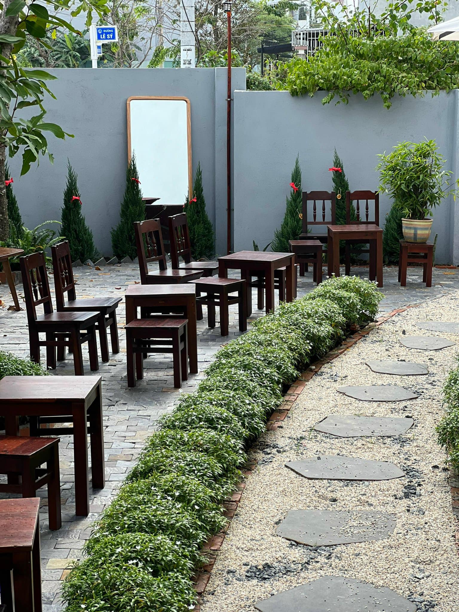 Mirang Cafe có nhiều kiểu bàn ghế.
