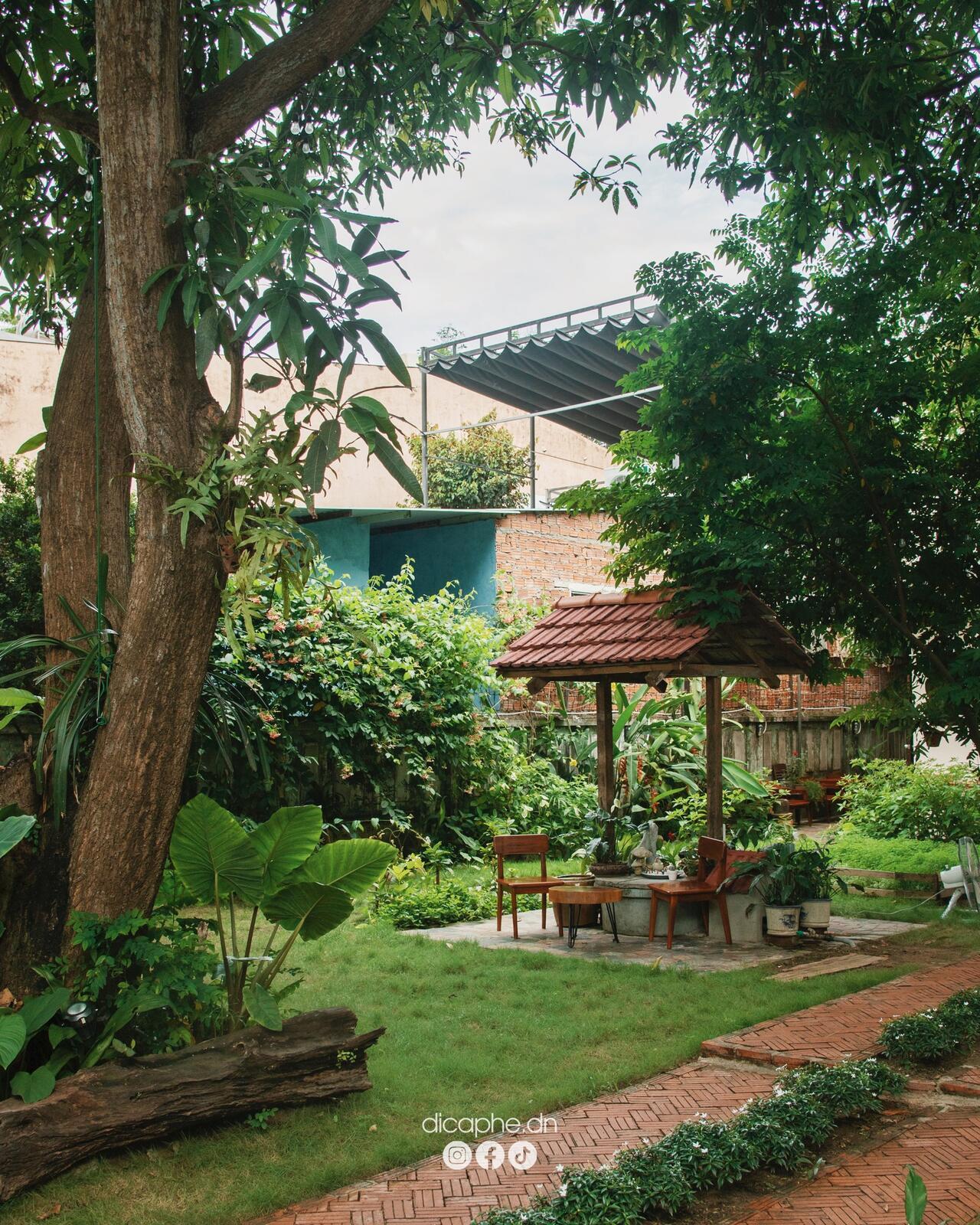 Roost Roasters có nhiều bóng cây cực chill.