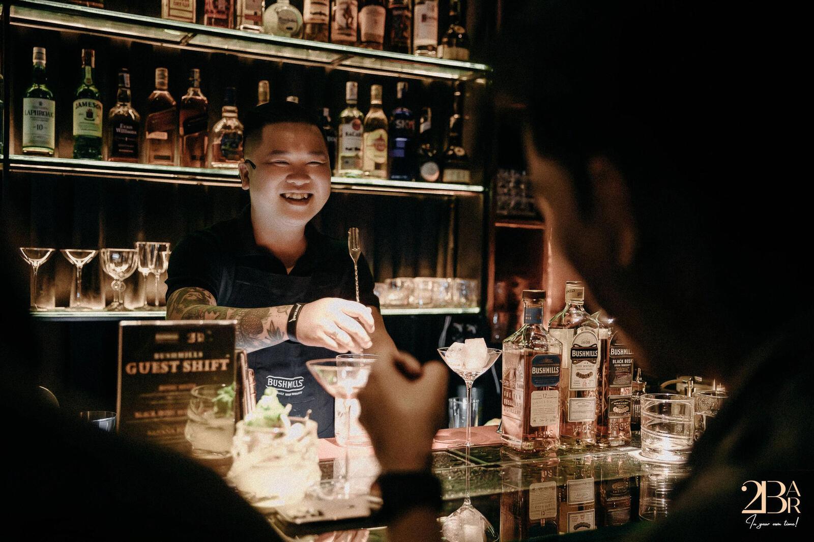 Bạn có thể trò chuyện vui vẻ với bartender.