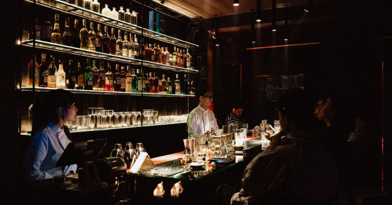 Quán cocktail bar núp hẻm chill chill dành cho những ngày mưa gió